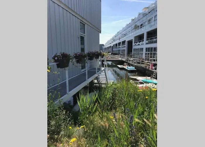 Large And Cosy House On The Water: Free Parking